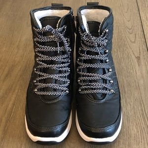 Khombu Black and White Lace-Up Winter Boots
